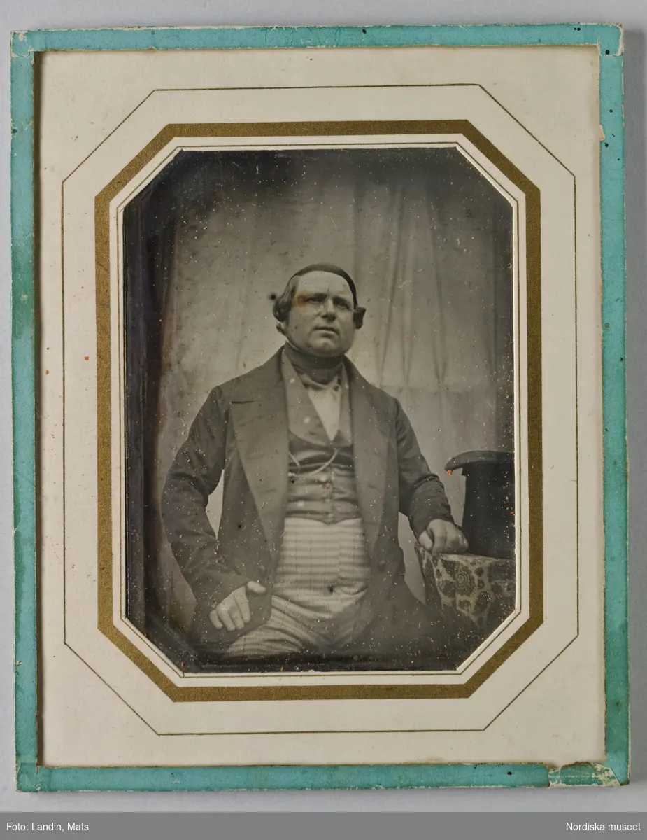 Porträtt av okänd man. "Aftaget d. 27de Juli 1847." Dagerrotyp / daguerreotyp. Nordiska museet inv.nr 160151.
-
Portrait of an unidentified man dated 27 July, 1847. Quarter-plate daguerreotype.