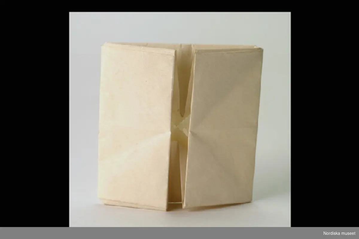 Inventering Sesam 1996-1999:
L 8  B 8 (cm)
Pappersvikning av vitt papper i fyrkantig form, utan namn. 
Birgitta Martinius 1996
