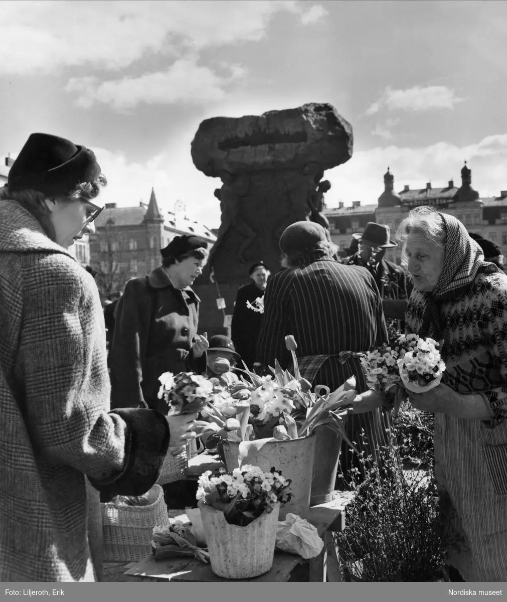 Blomförsäljning på Möllevångstorget, Malmö. Statyn Arbetets ära av Axel Ebbe i bakgrunden.