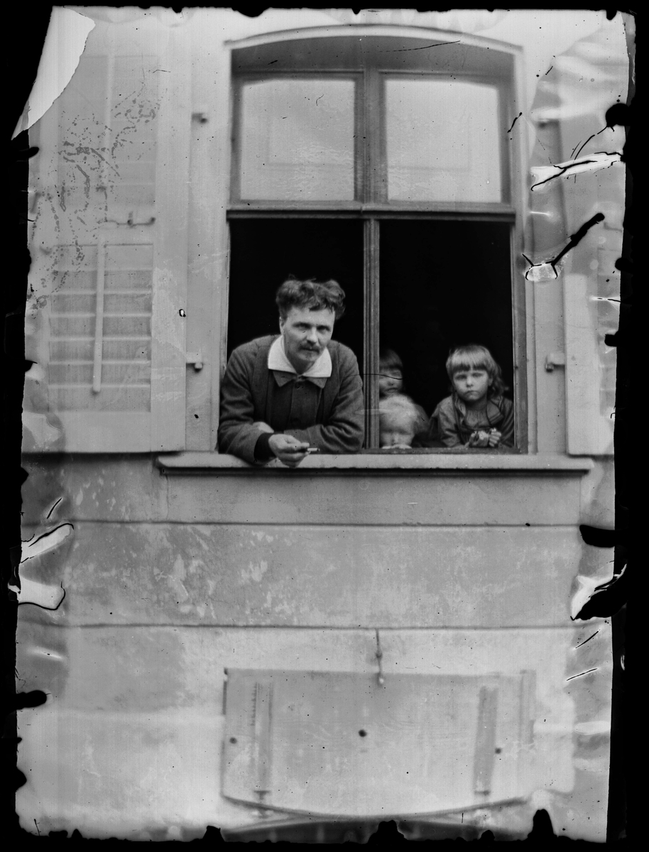 August Strindberg med barnen Karin, Greta och Hans i ett fönster, Gersau, Schweiz.