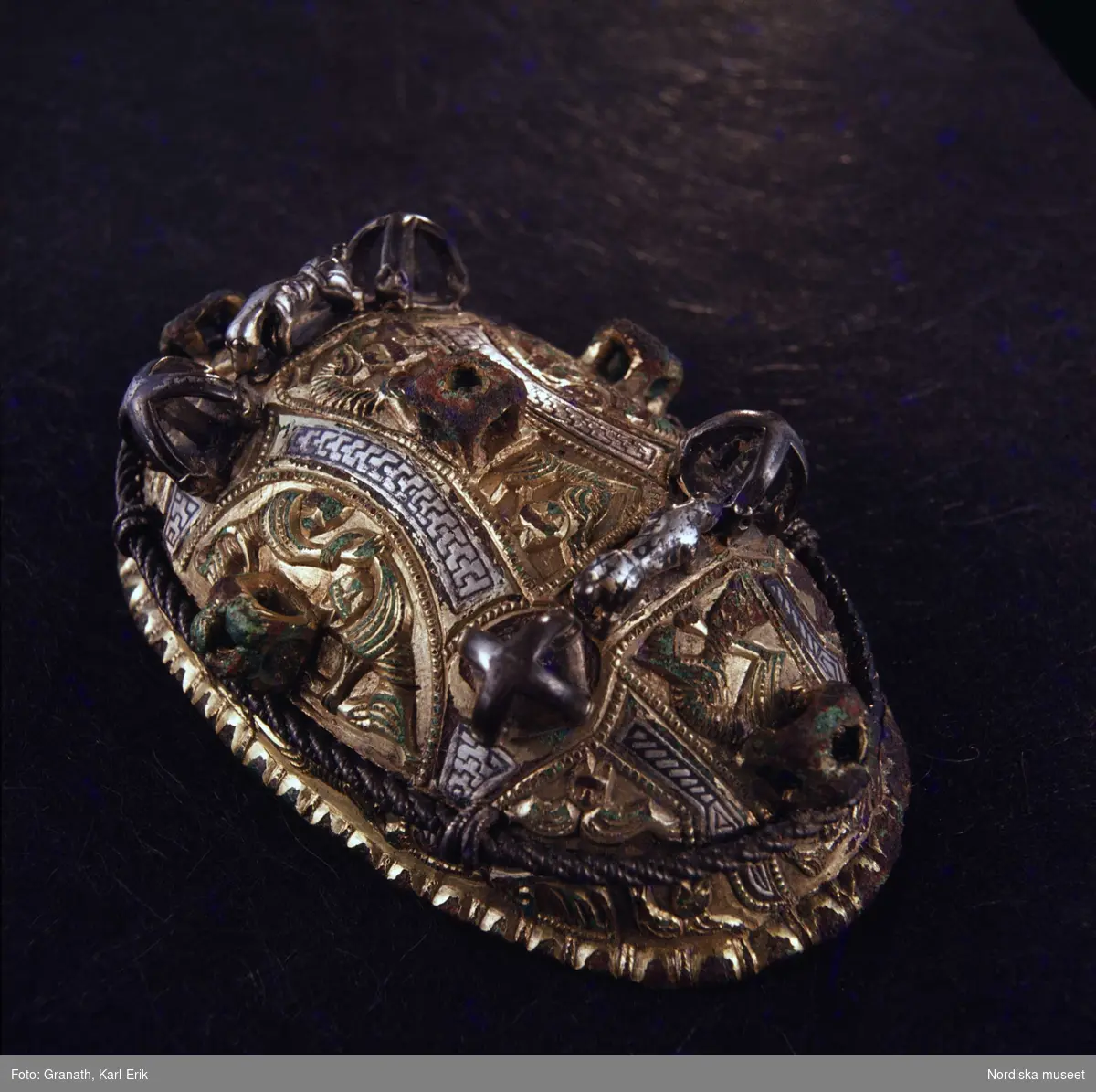 Smycke. Vikingatida gravfynd i förgylld brons.
