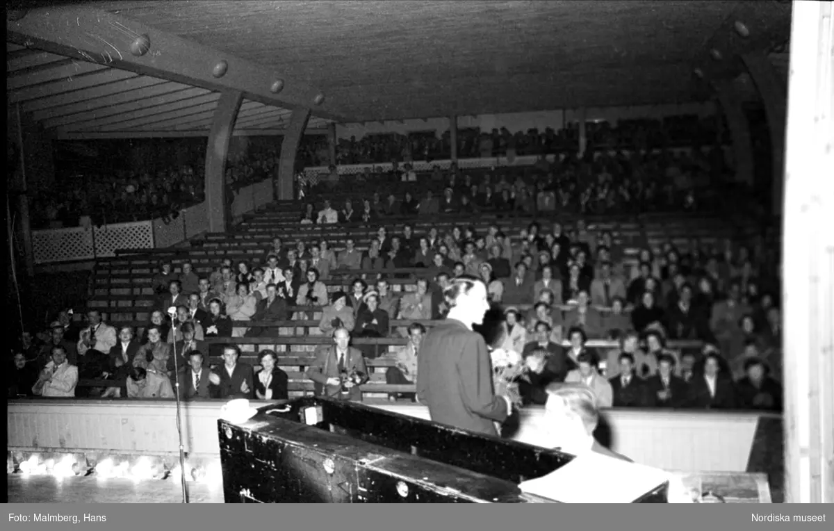 Frank Sinatra på turné i Sverige. Finspångs Folkets park. 
Bilden tagen från scenen ut mot publiken. Mycket glest i bänkarna. 