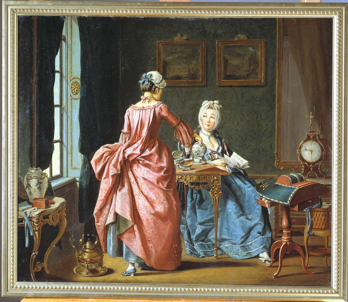 Oljemålning av Pehr Hilleström, signerad 1775. "'Ett fruentimmer sitter och läser, kammarjungfrun kommer med Thé". Nordiska museet inventarienummer 177655.