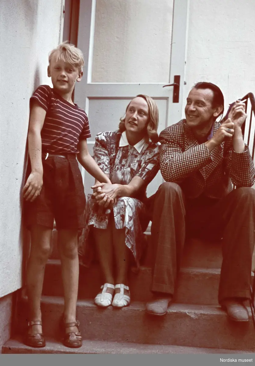 Man, kvinna och pojke på yttertrappa. Troligen konstnären Vicke Lindstrand - skådespelerskan Stina Lindstrand och sonen Ola Lindstrand.