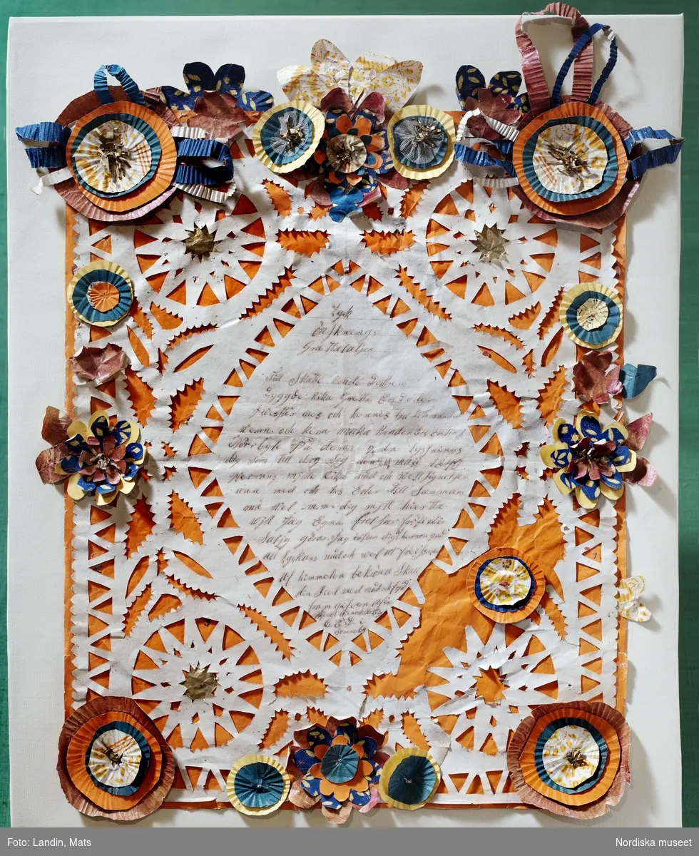 Folkkonst. Lyckönskning i form av gratulationstavla med pappersklipp, från Uppland 1840. Nordiska museet inv.nr 45472.