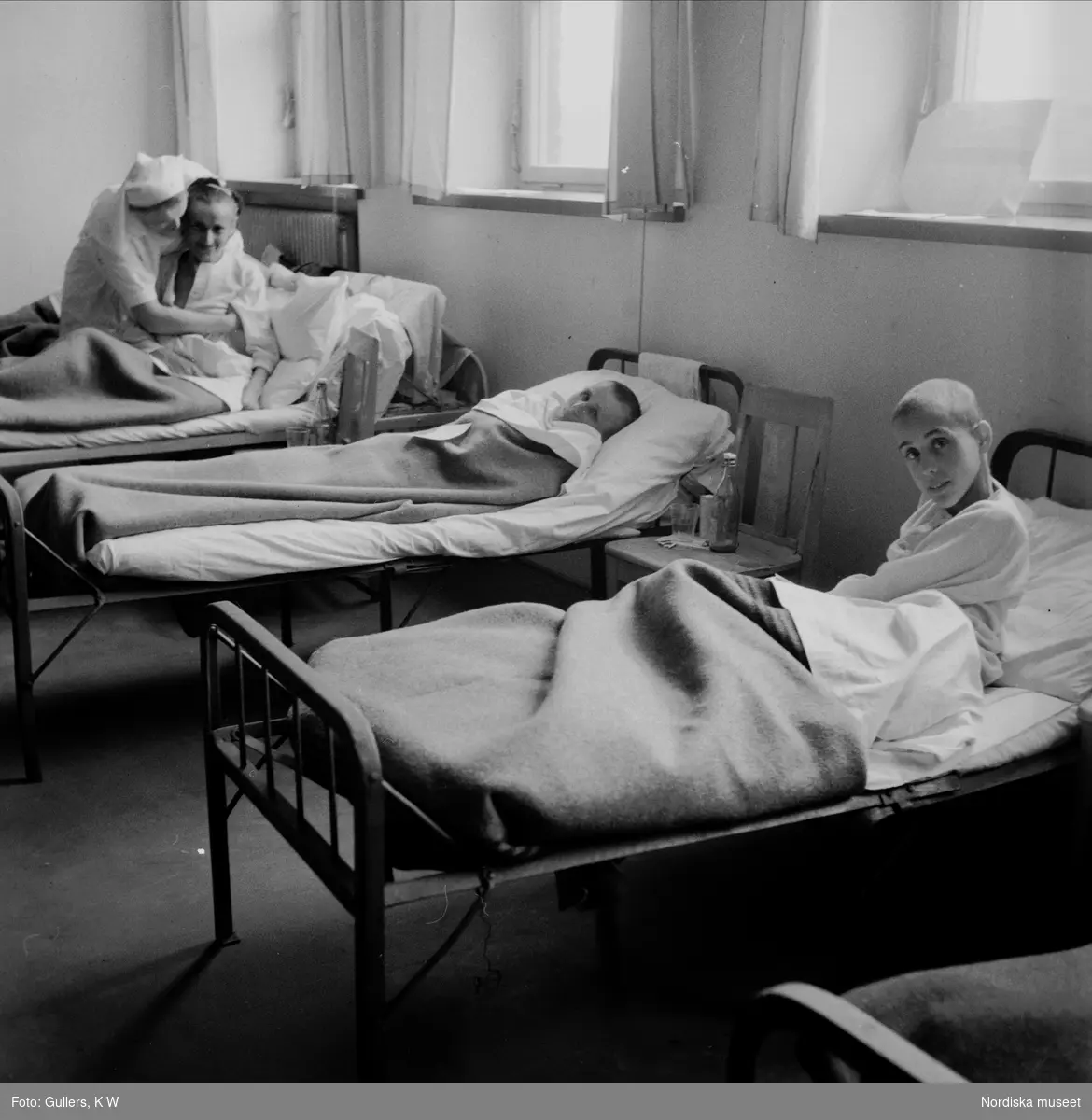 Sängliggande före detta koncentrationslägerfångar, nyss anlända till Sverige med de Vita bussarna