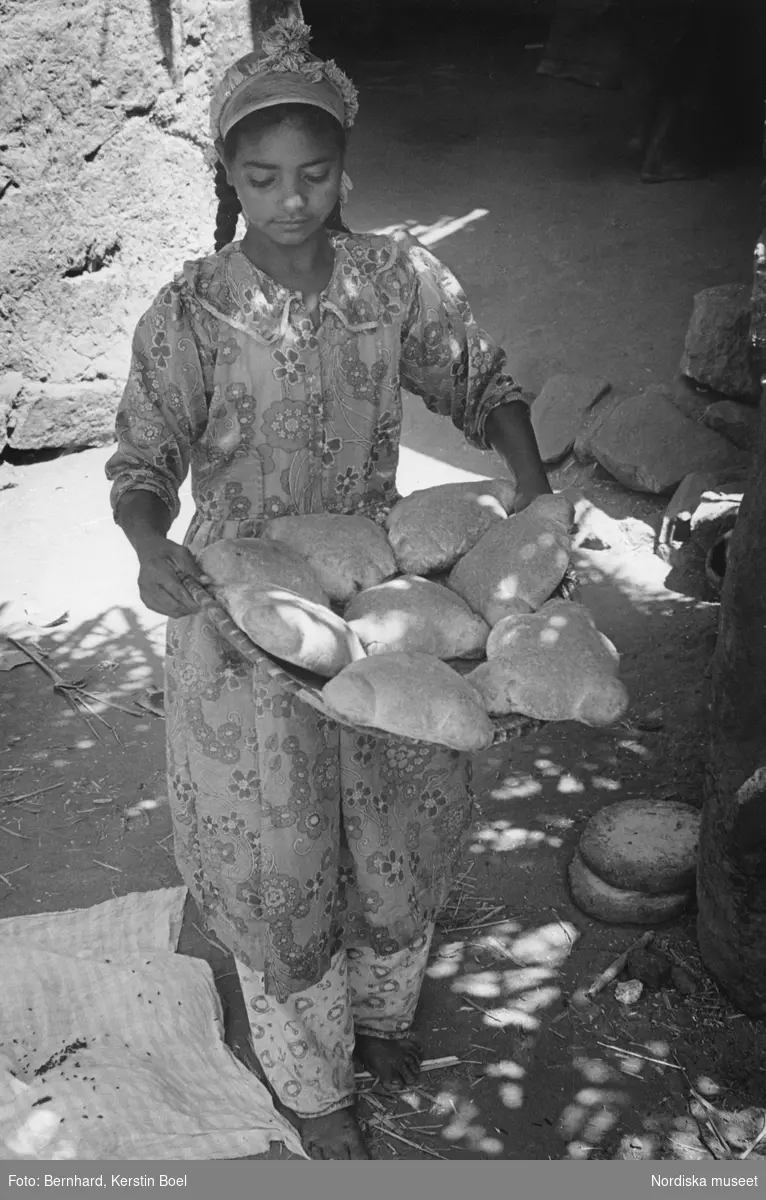 Egyptisk flicka, Fatma, bär korg med nybakat bröd.