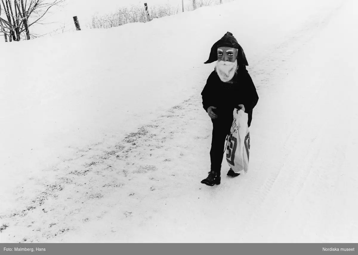 Gudbrandsdalen, Norge 1968. Barn i tomtemask.