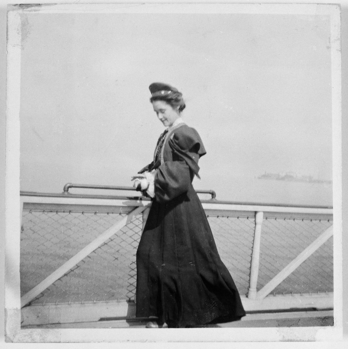 ”Ingeborg Johnsson, gift Frankmar, emigrerade till Amerika 1901, när hon var 17 år. Ingeborg var folkskollärardotter från Köinge,  i Halland. Hon ville gå i folkhögskola, men familjen hade inte råd, därför emigrerade hon. Ingeborg reste med fartyget Ariosto från England och vidare till Amerika med fartyget Ivernia. Efter sex år i Amerika återvände hon hem till Sverige 1907”.