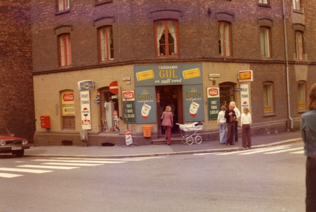 Tobakksbutikk med reklameskilt fra Tiedemann.