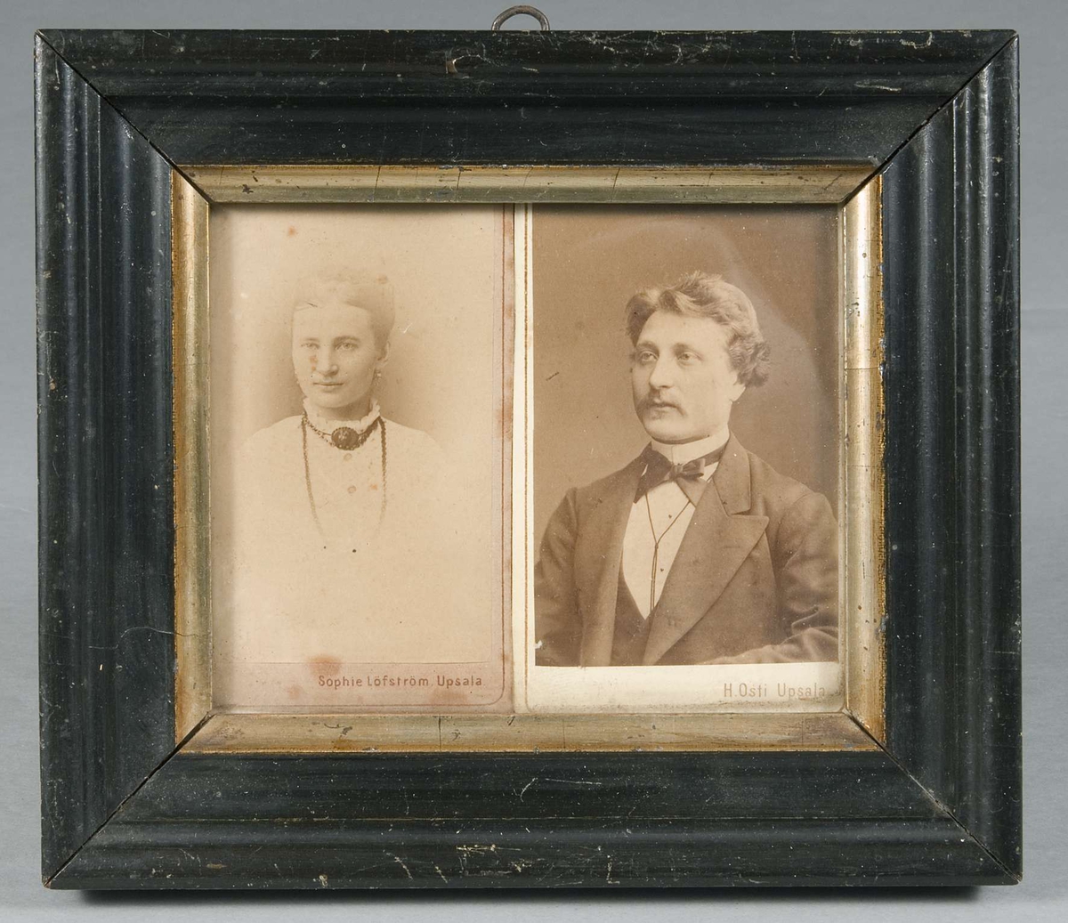 Två kabinettsfotografier i samma ram. Det vänstra är ett porträtt av en kvinna, det högra är ett porträtt av en man.