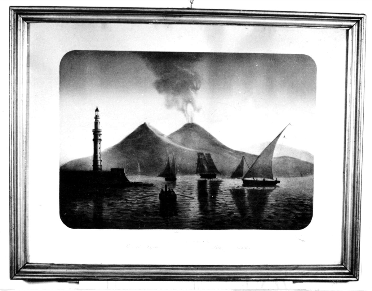 Havsvik utanför Neapel med segelfartyg, en fyr och vulkaniskt berg i bakgrunden, varav en vulkan är aktiv.