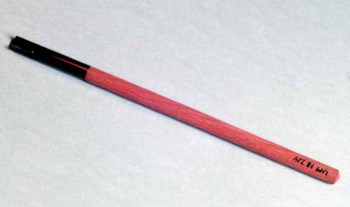 Pennskaft för stålpenna av rosamålat trä och svart plåt.
