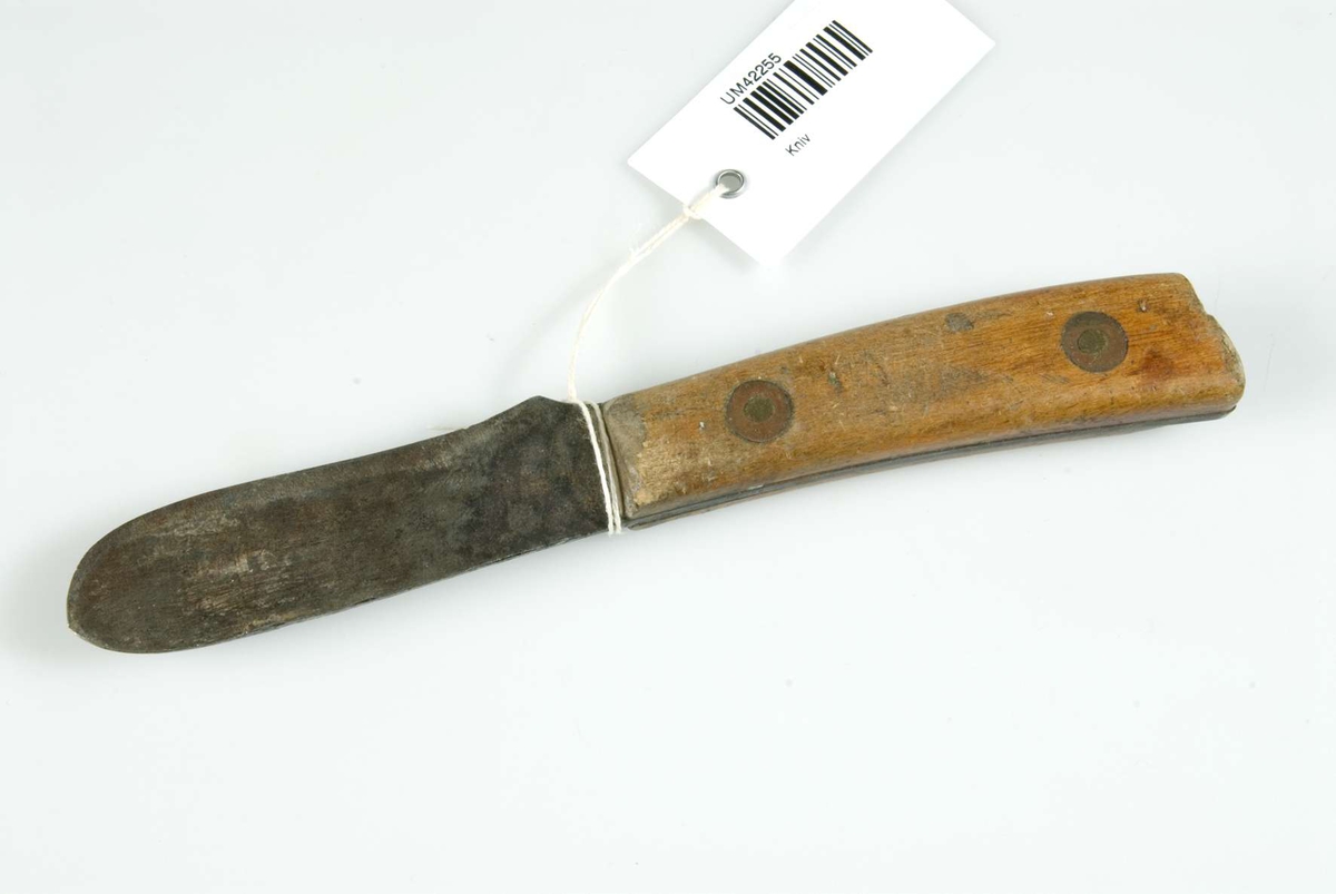 Kniv använd i tapetserarverkstad. Med trähandtag. Inristat ett L. (Står möjligen för Lundberg).