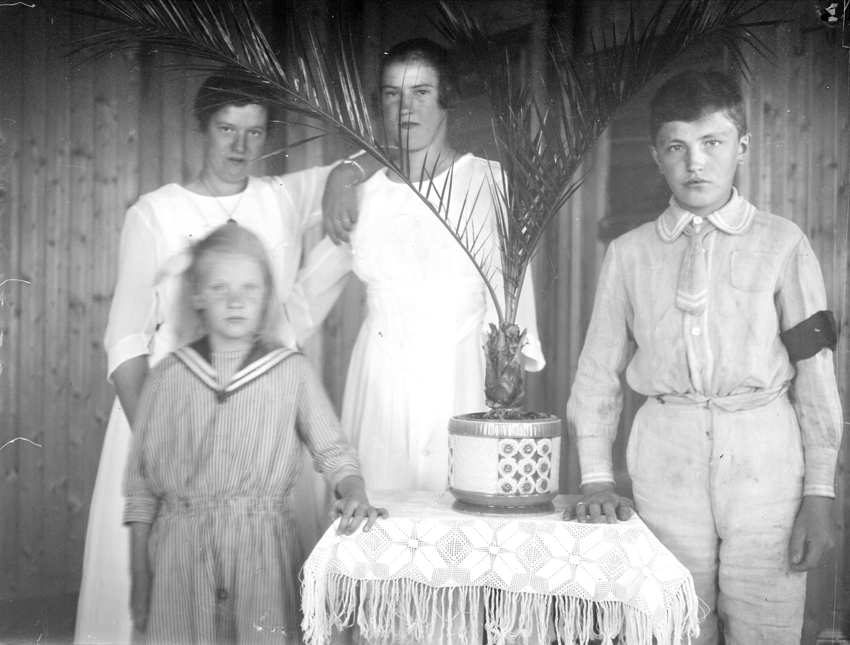 "Gustaf Hagman, Ulla och Gerda Vallinder samt Svea Kvistberg", Vallby, Torstuna socken, Uppland 1919