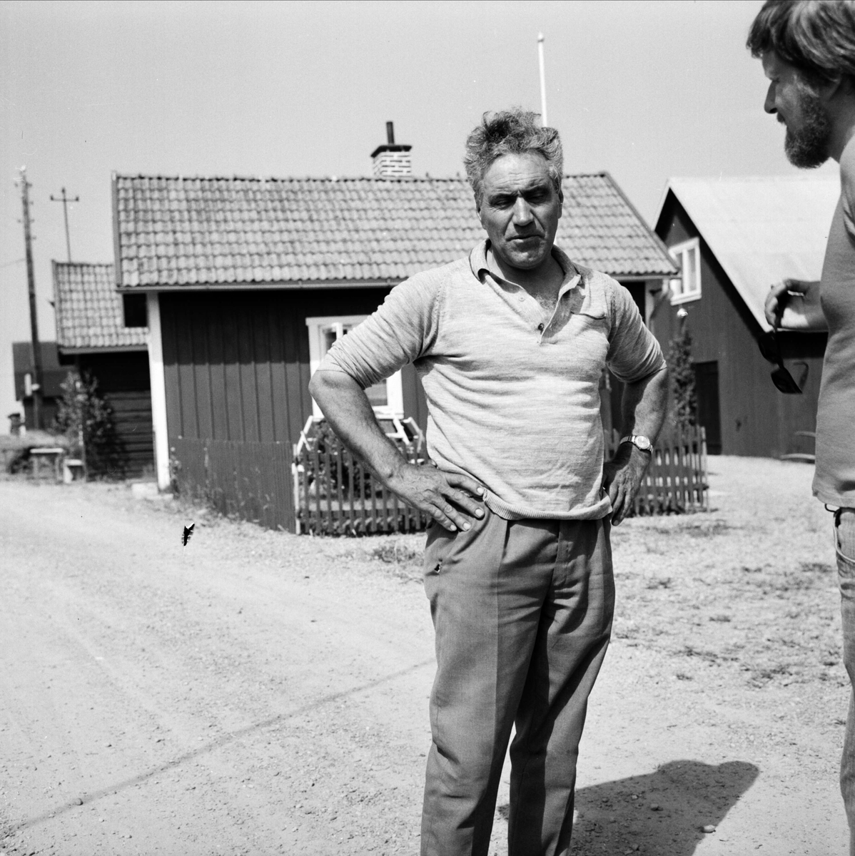 Gunnar Lodin framför sitt kokhus på Glaskalludden i Fågelsundet, Hållnäs socken, Uppland 1973