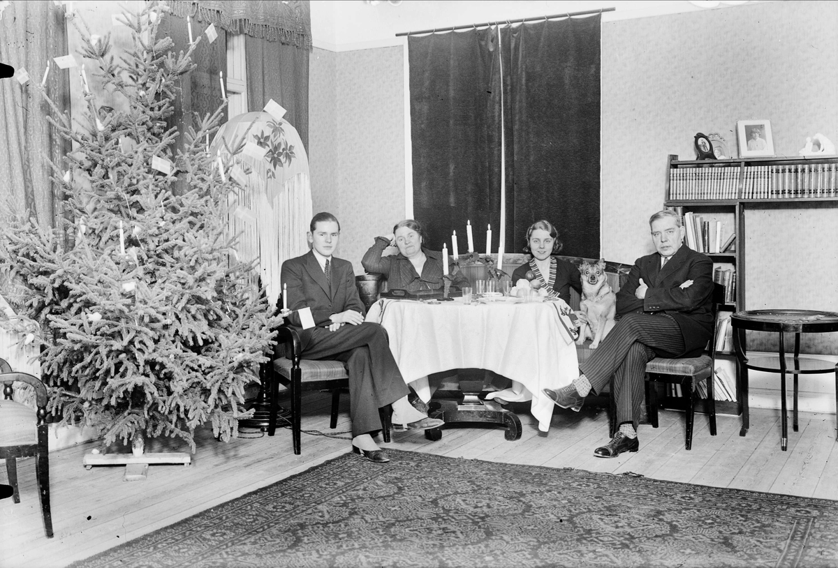 Sannolikt familj i salong med julgran, sannolikt Uppsala, 1933