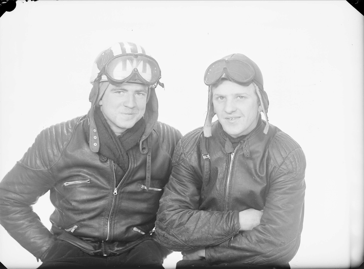 Ateljéporträtt - två unga män med hjälmar och skyddsglasögon, sannolikt Uppsala