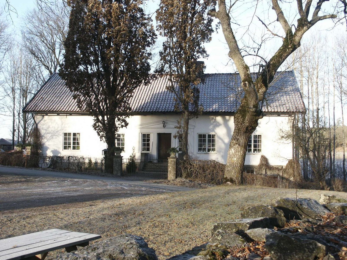 Bostadshus nära Holms kyrka, Holms socken, Uppland december 2002