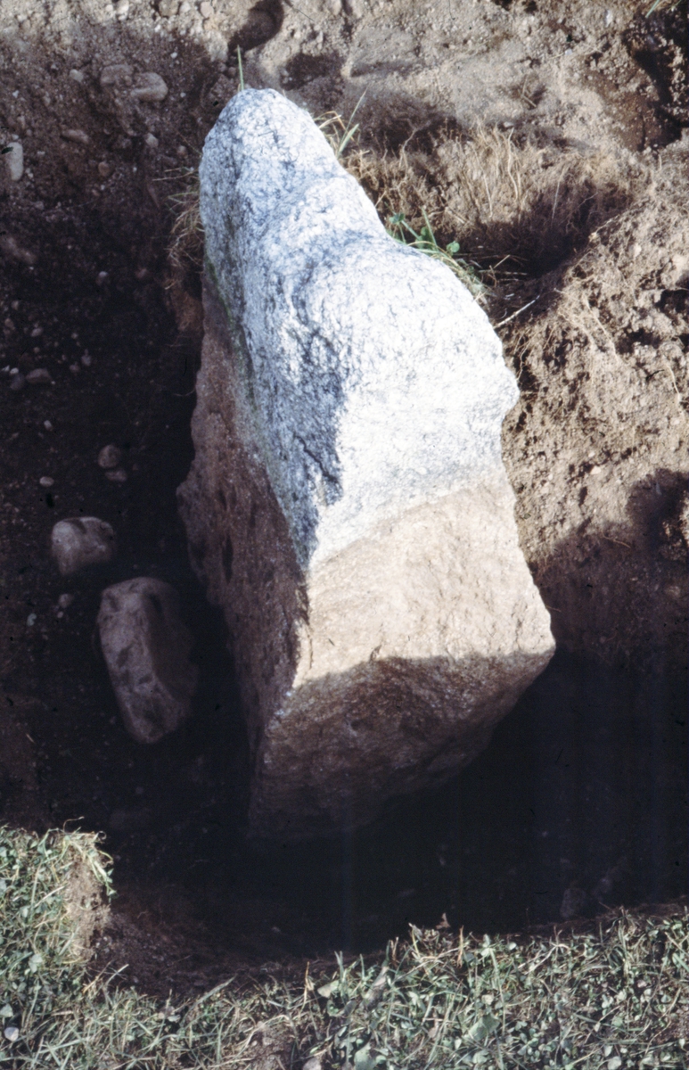 Tingshögen, toppstenen - Arkeologi Gamla Uppsala 1988