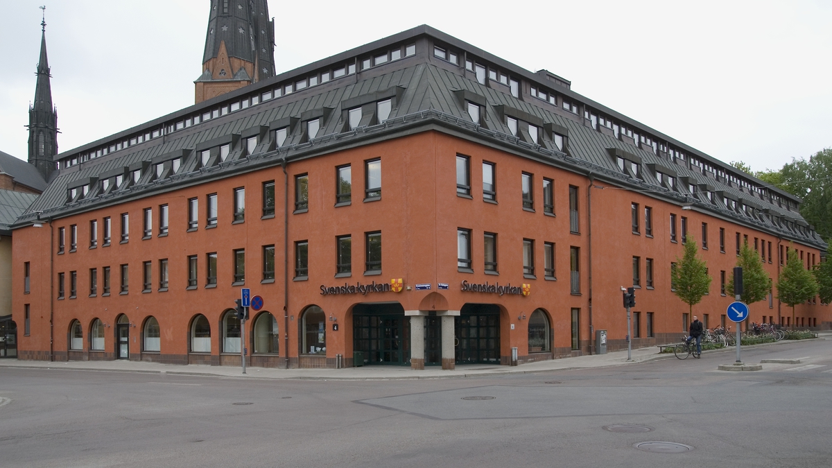 Vid slutet av 1960-talet revs den småskaliga bebyggelsen i kvarterets västra del och 1974 uppfördes för Svenska kyrkans kansli Kyrkans hus, senare påbyggt med en takvåning, kvarteret Disa, Uppsala 2008