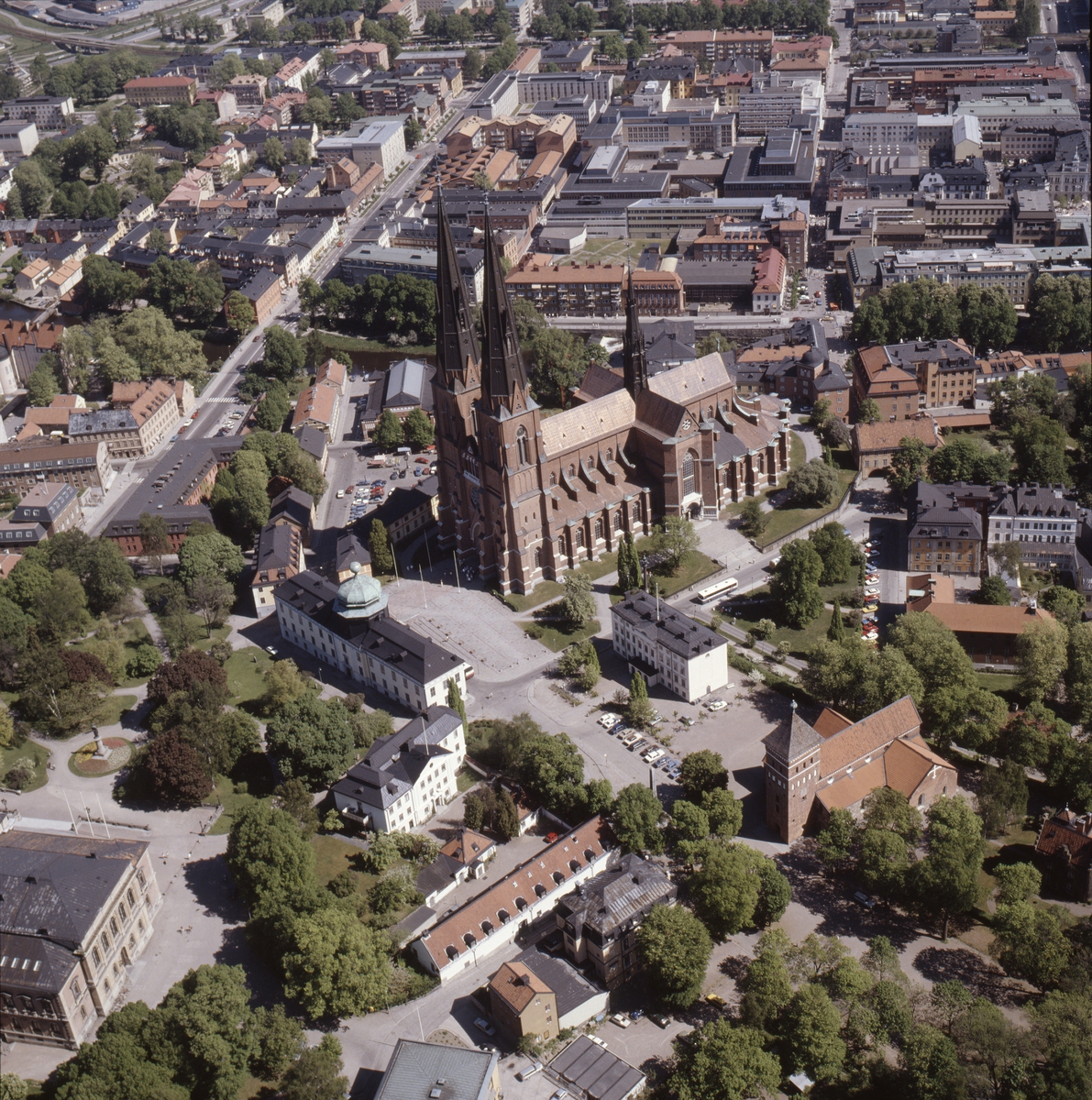 Vy över Uppsala innerstad, Uppsala domkyrka och Gustavianum i mitten, juni 1989