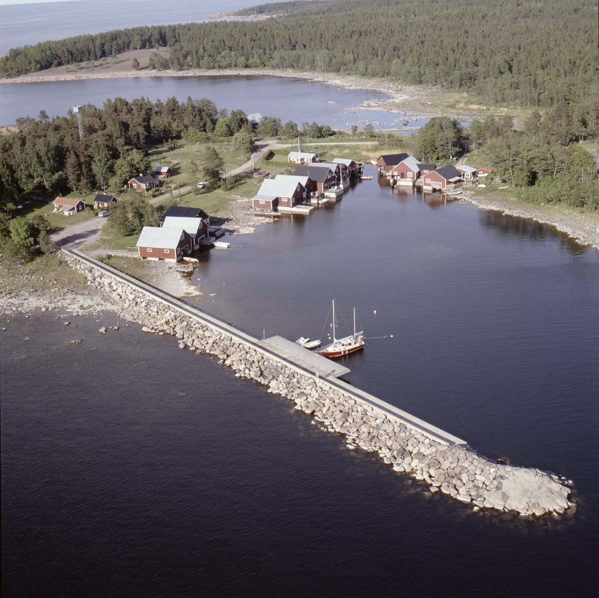 Vy över Sikhjälmas fiskehamn, Hållnäs socken, Uppland, juni 1989