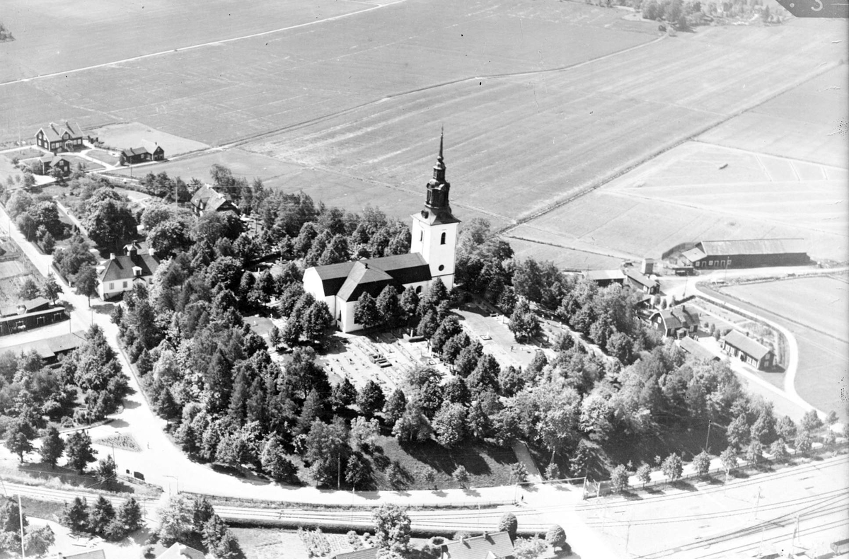 Flygfoto över Västerlövsta kyrka, Uppland år 1936