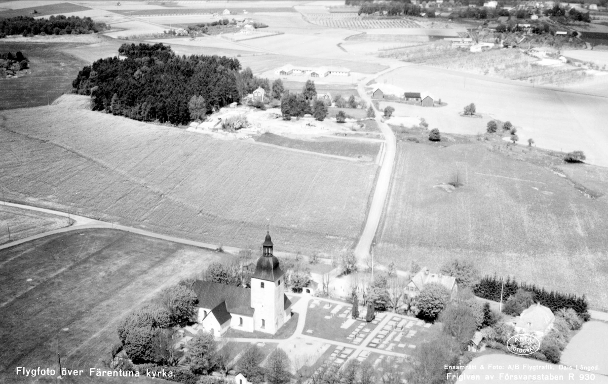 Flygfoto över Färentuna kyrka med omgivande kulturlandskap, Färentuna socken, Uppland år 1955