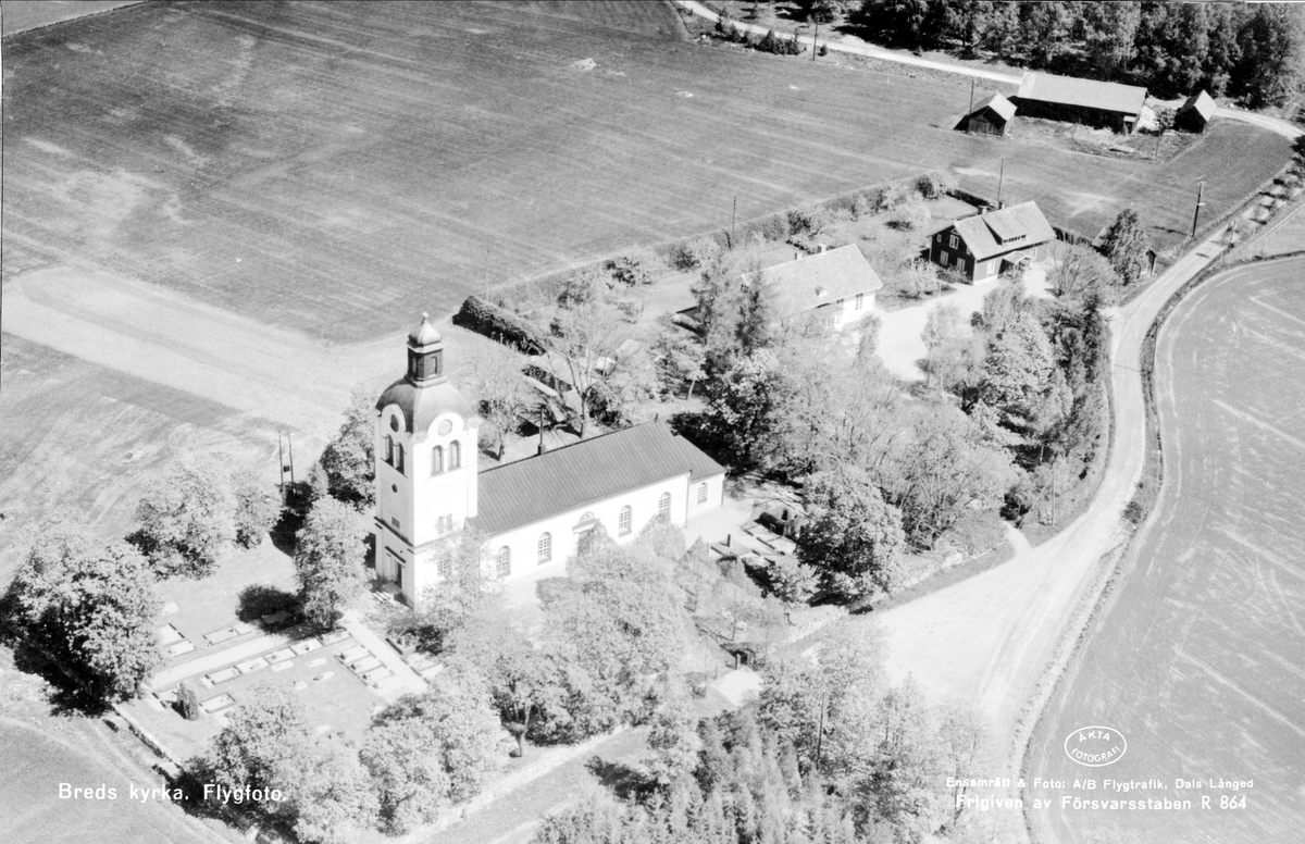 Flygfoto över Breds kyrka, Bred socken, Uppland 1955