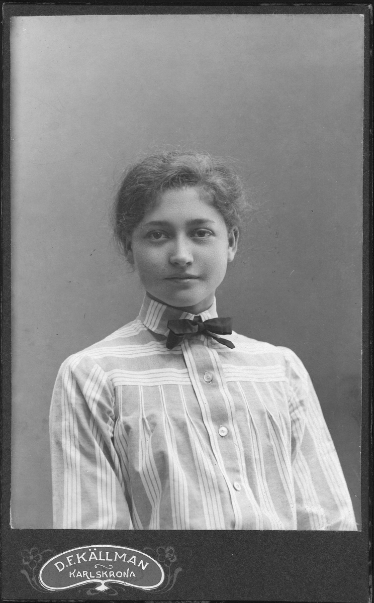 Kabinettsfotografi - ung kvinna, sannolikt år 1900