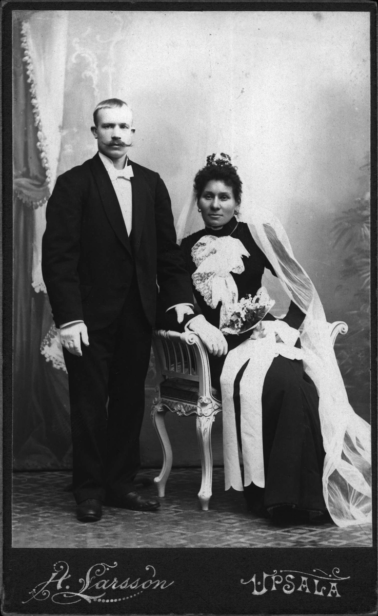 Kabinettsfotografi - bagare Eriksson med hustru, Uppsala sekelskiftet 1900