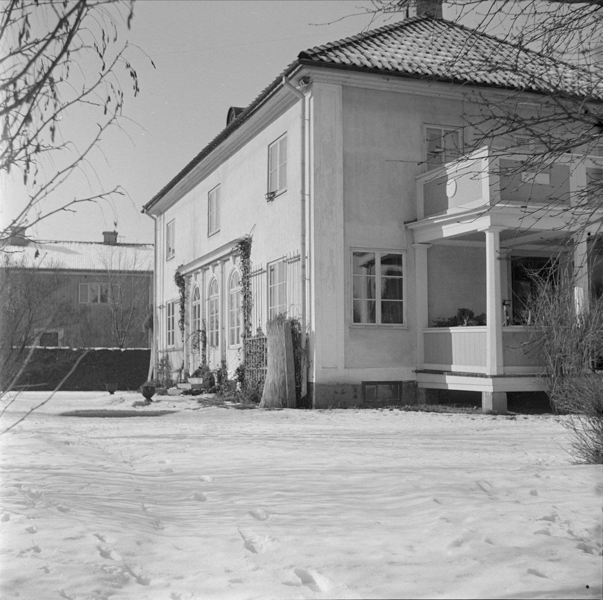 Läkaren Olof Bratts villa och trädgård på Sveavägen 11 i Uppsala 1949