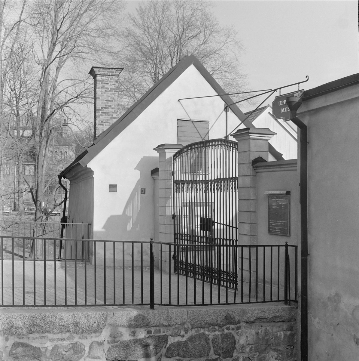 Ingången till Upplandsmuseets gårdsplan, kvarteret Holmen, stadsdelen Fjärdingen, Uppsala 1967