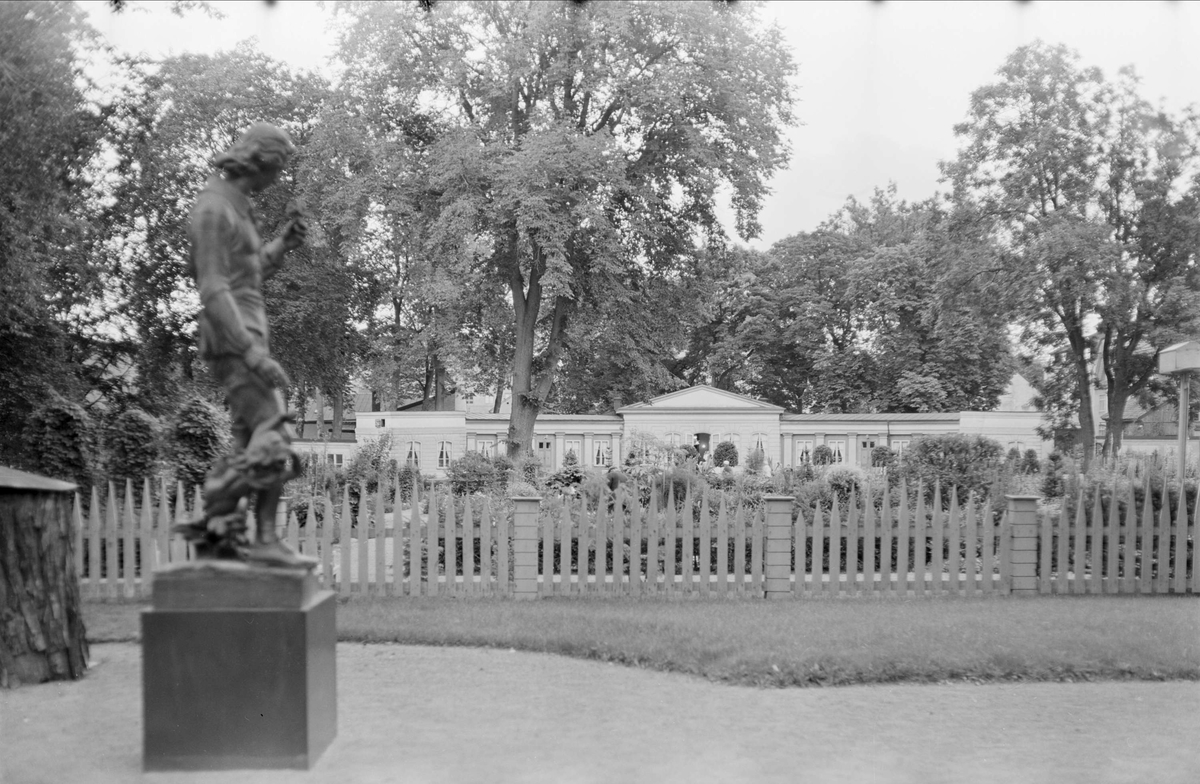 Linnéträdgården med staty av Carl von Linné, kvarteret Örtedalen, Dragarbrunn, Uppsala