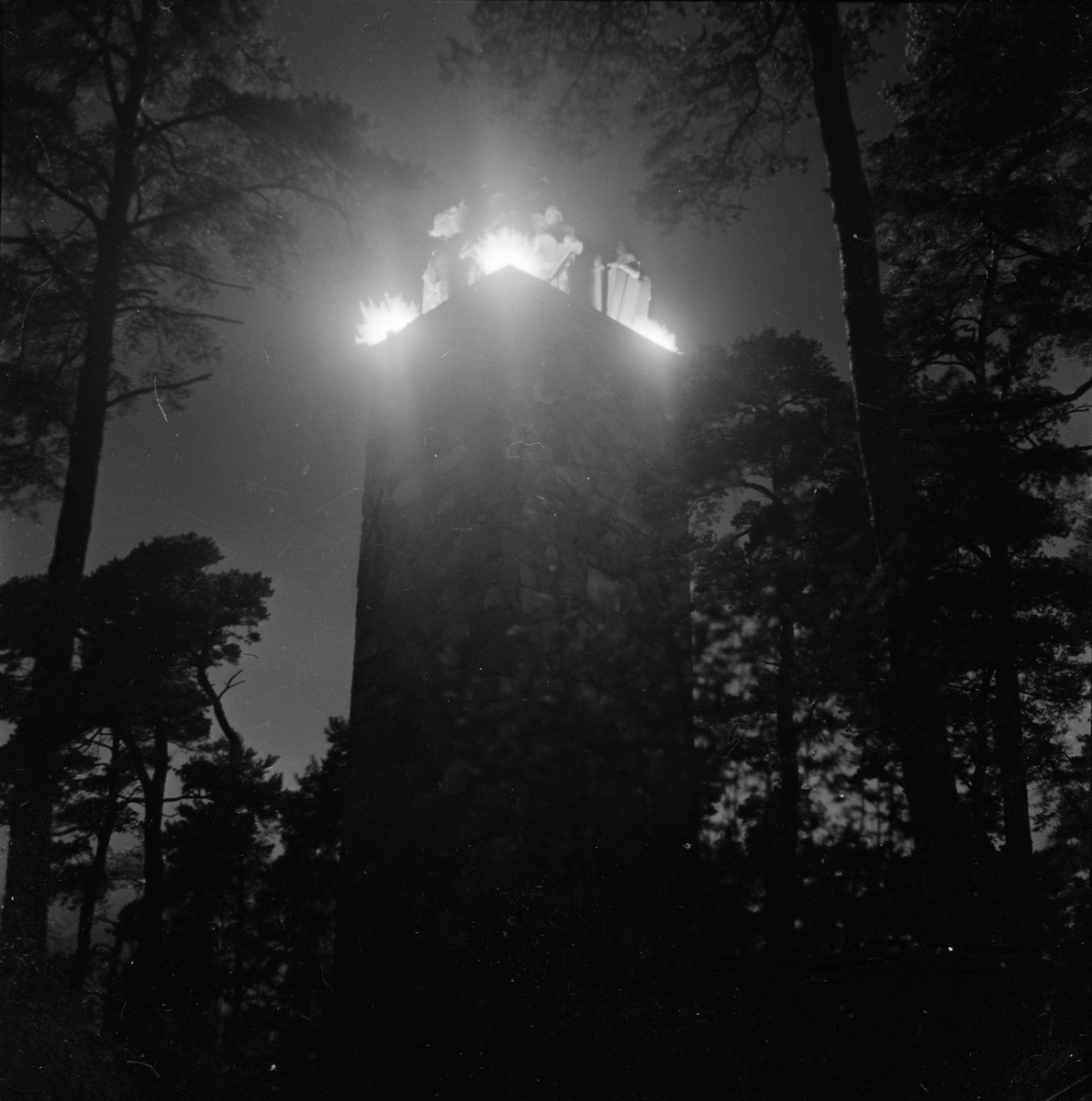 Sten Sturemonumentet i nattbelysning på Kronåsen, Uppsala