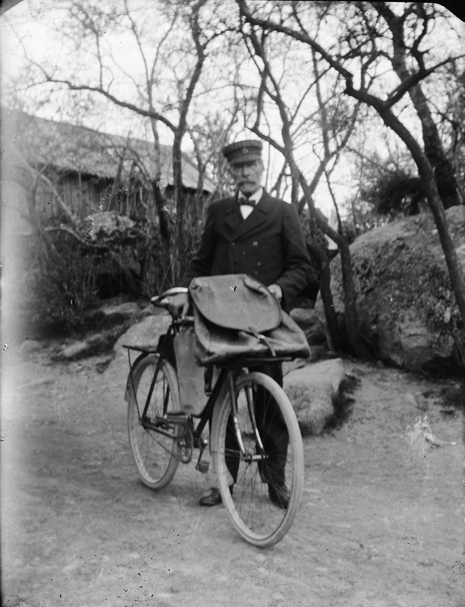 Postiljon Edvard Hedlund med cykel, Uppland