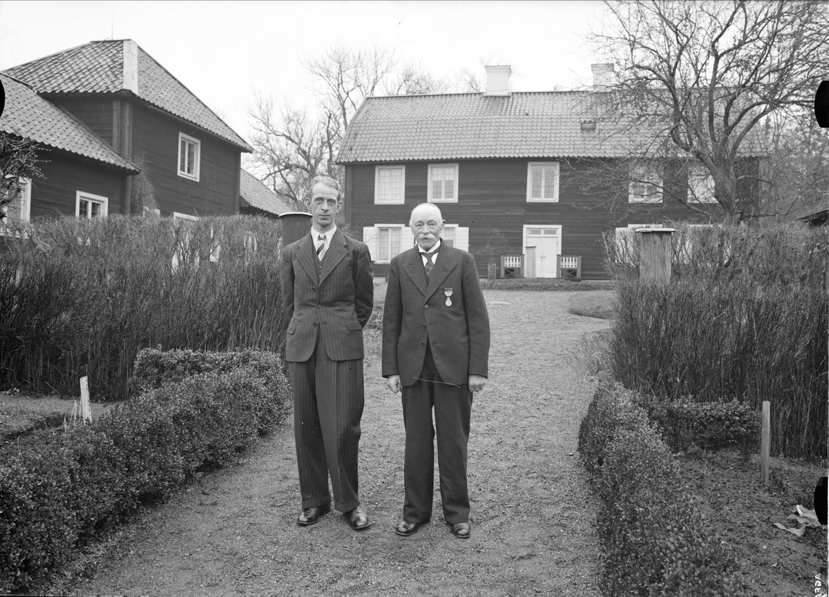 Två män vid Linnés Hammarby, Danmarks socken, Uppland april 1937