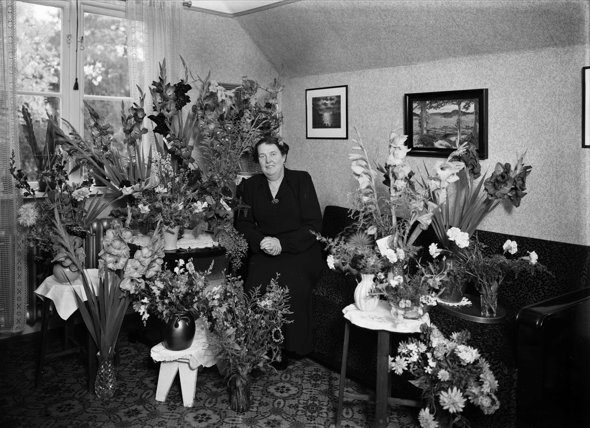 Födelsedagsporträtt - kvinna i hemmiljö, Uppsala 1943