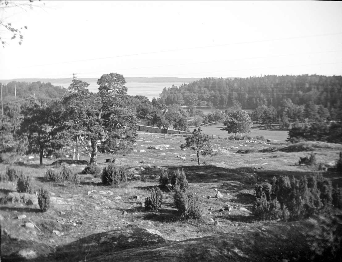 Landskapsvy vid Baggensfjärden i Boo socken, Uppland i september 1923