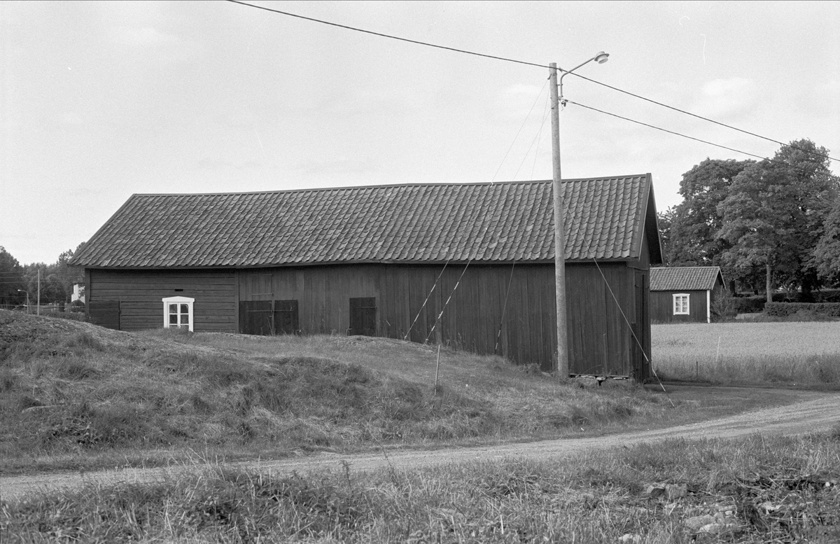 Ladugård och lada, Lilla Väsby 1:49, Almunge socken, Uppland 1987