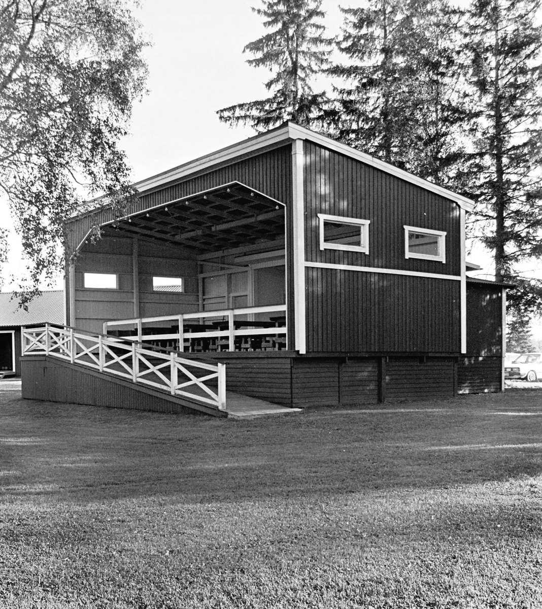 Serveringspaviljong, Strömsbergs idrottsplats på Heden, Dorkarby, Tolfta socken, Uppland 2000