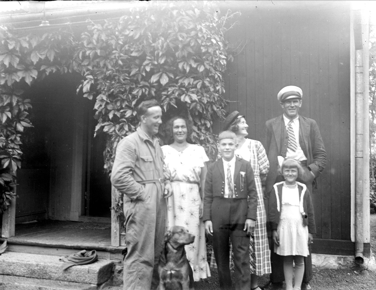 Kvinnor, barn och män, Tierpstrakten, Uppland omkring 1915 - 1920