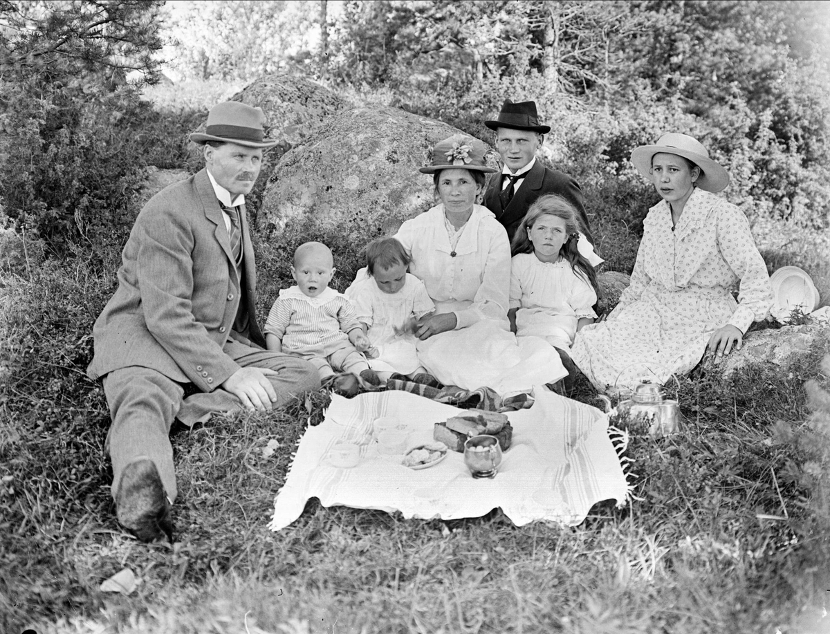 Kvinnor, barn och män på utflykt, Tierpstrakten, Uppland omkring 1915 - 1920