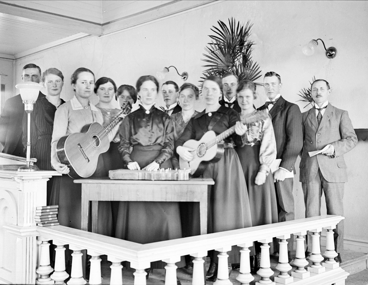Sång- och musikgrupp, sannolikt i frikyrka, Tierpstrakten, Uppland omkring 1915 - 1920