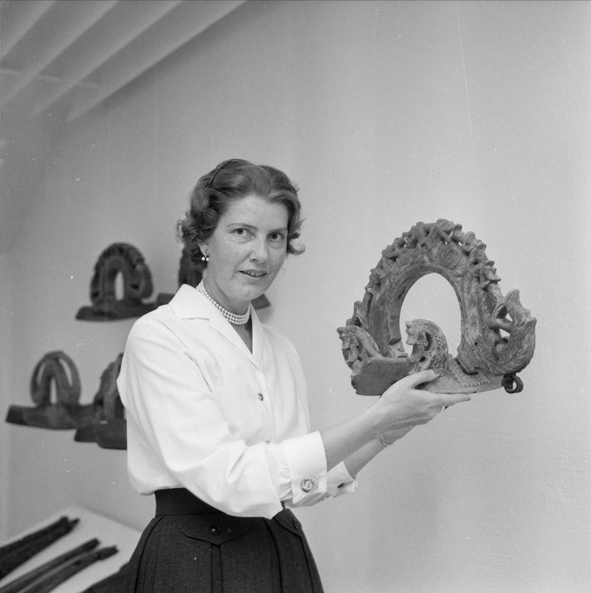 Anna-Märta Berg med selbåge på Upplandsmuseet som "slår upp portarna till stilfull kontakt med kultur", Uppsala juni 1959