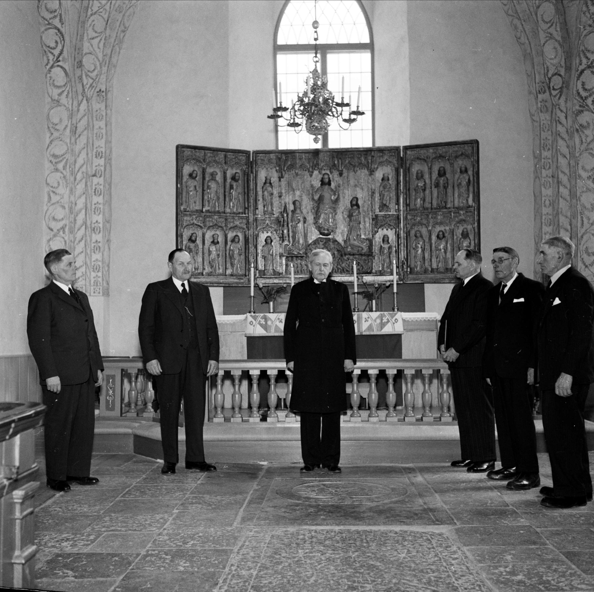 Domprost F Dahlbom med flera, Börje kyrka, Uppland 1955