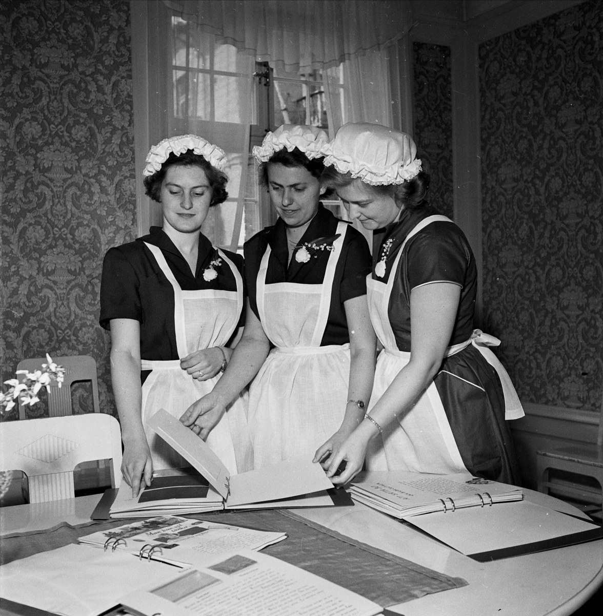 Kursavslutning på Fackskolan för huslig ekonomi, Trädgårdsgatan, Uppsala 1953