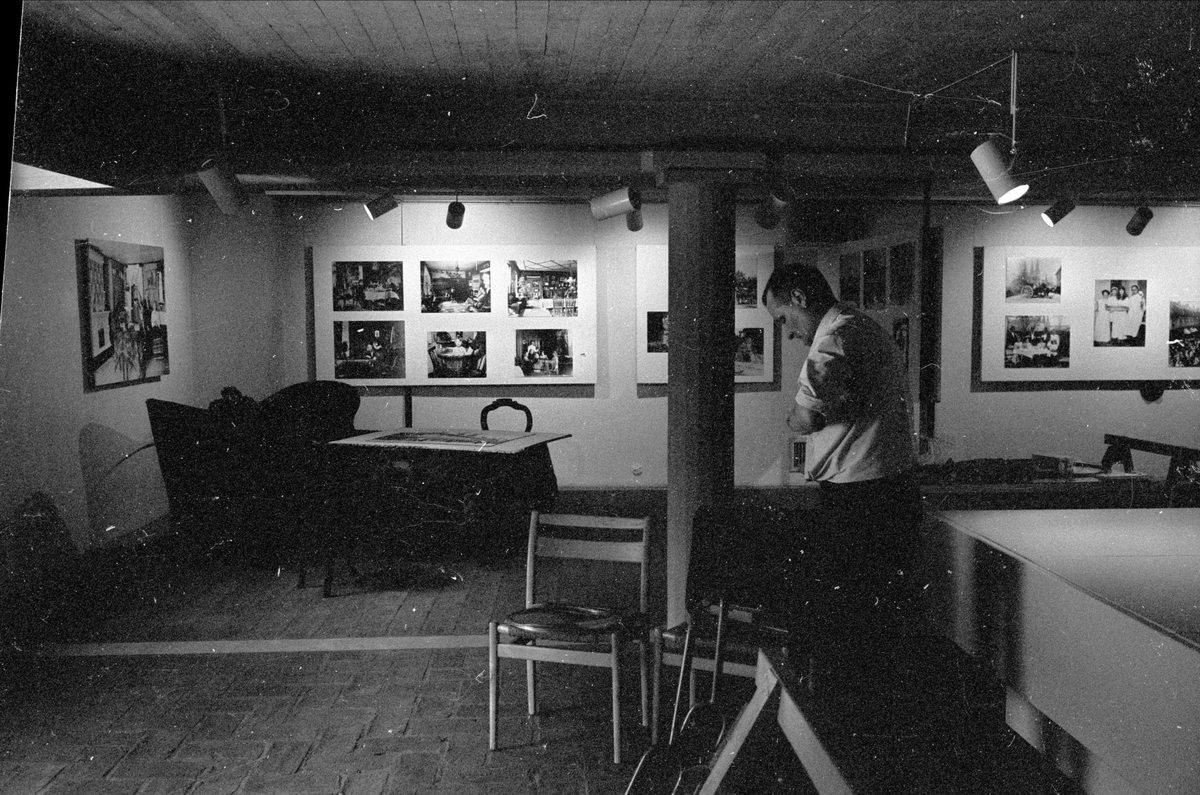 Rustmästare Åke Gustavsson arbetar i utställningen Kameran knäppte på Upplandsmuseet, Uppsala 1966