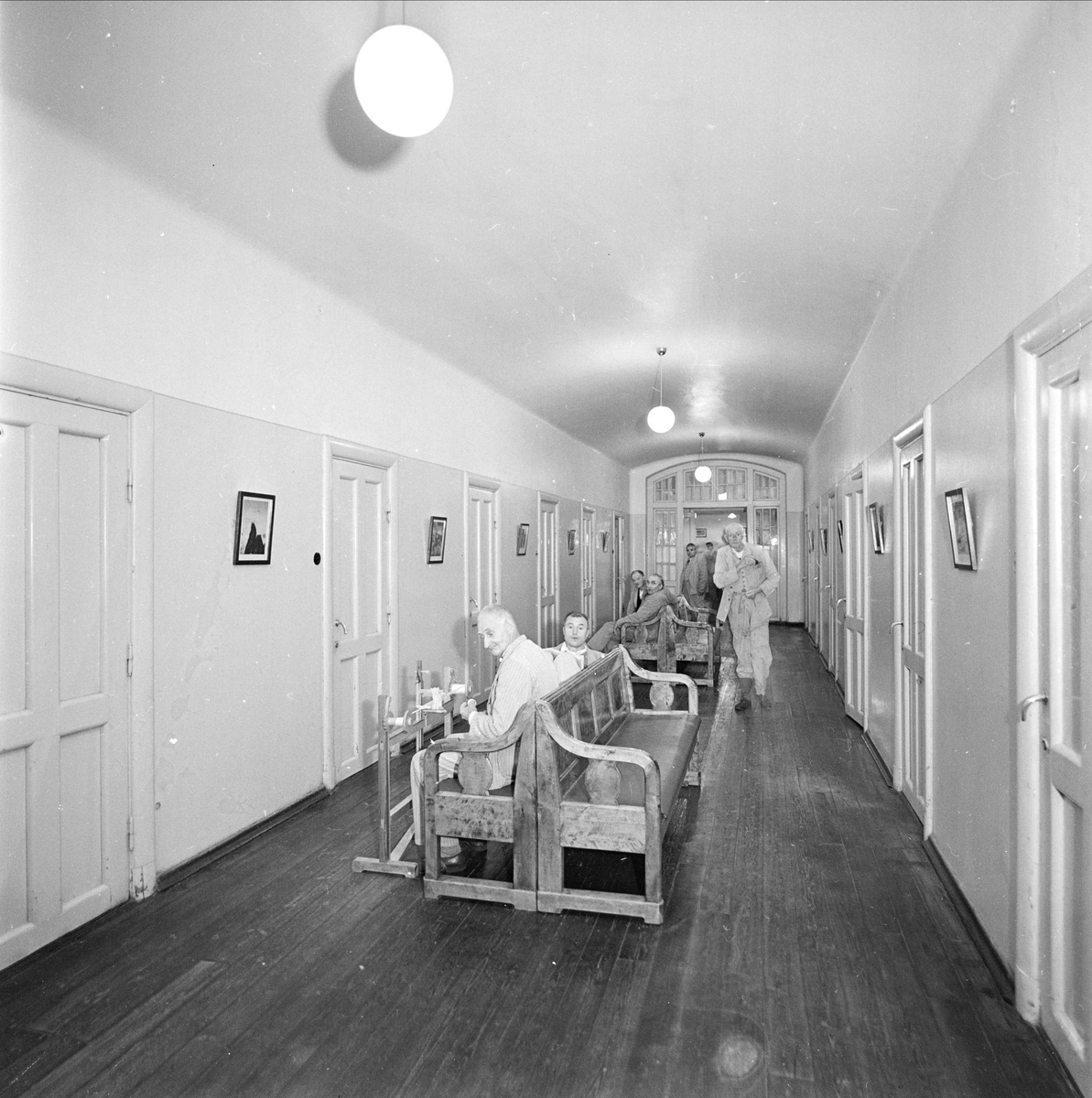 Ulleråkers sjukhus i Uppsala 1956. ”Kala väggar, ett mörkt
trägolv och tråkig belysning ger ett intryck av ödslighet.
Sysselsättning är ovanlig. Patienten närmast kameran är ett
undantag som bekräftar regeln” skrev Expressen.